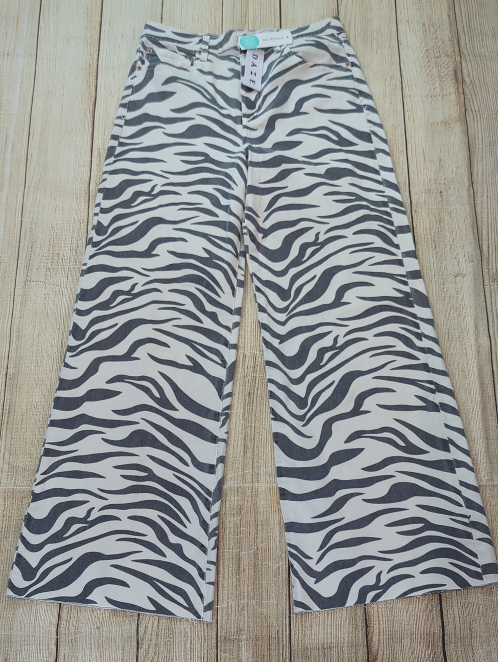 DAZE Zebra Print Wide Leg Raw Hem Jeans Size 30 new